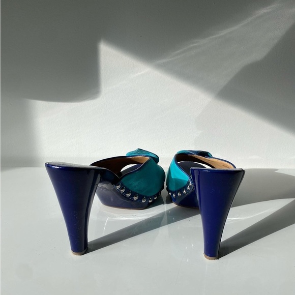 Some wear on the heel otherwise these babies are absolutely mint ! Rare find!! - Picture 2 of 4